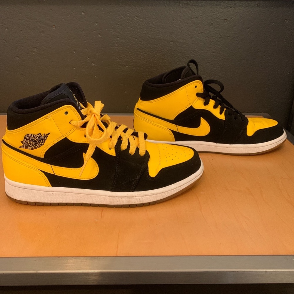 Air Jordan 1 Retro Mid 2017 New Love - size 8 (men).